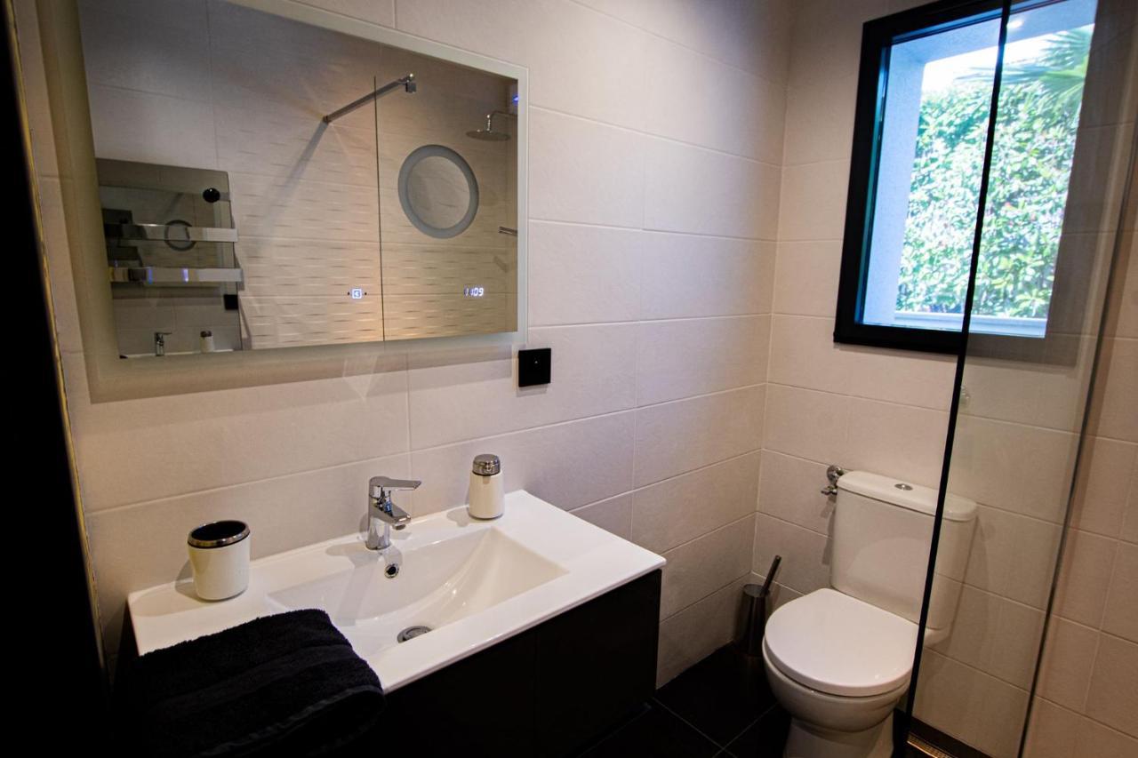 Appartement De Caractere Avec Jacuzzi เฟรฌูส ภายนอก รูปภาพ